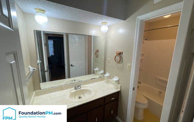 Building Photo - 3905 Clover Hill Dr