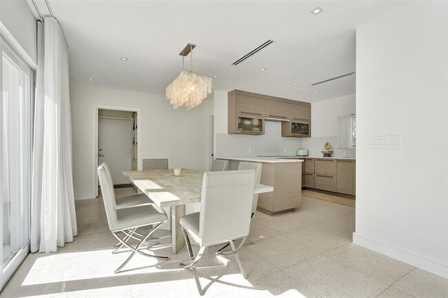 Building Photo - 2514 Yacht Club Blvd