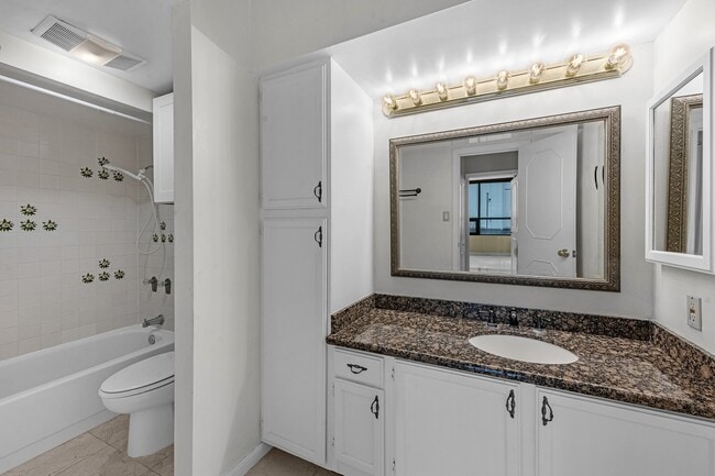 Building Photo - 5150 Hidalgo St