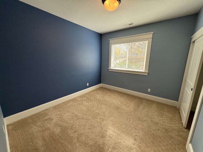 Building Photo - Milwaukie 4-Bedroom Home on Corner Lot, Spacious, A/C