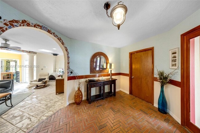 Building Photo - 1840 Tigertail Ave