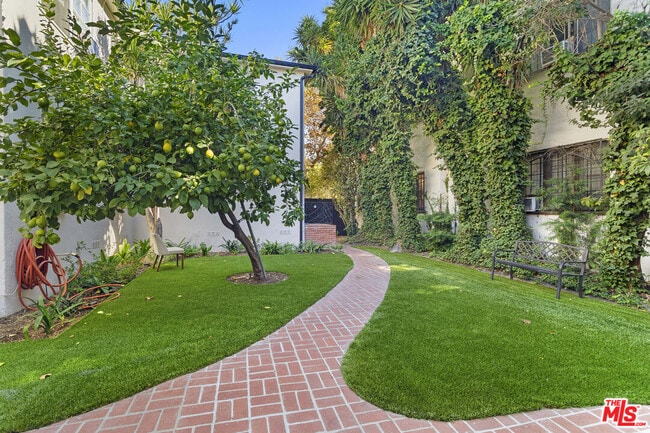 Building Photo - 345 N Sycamore Ave