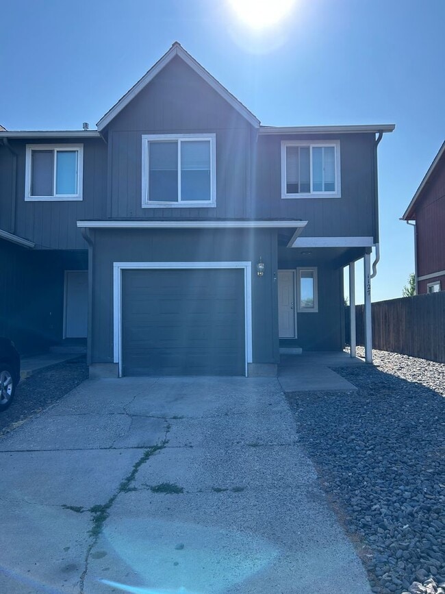 Building Photo - 3 Bedroom / 2.5 Bathroom Townhouse in SW R...