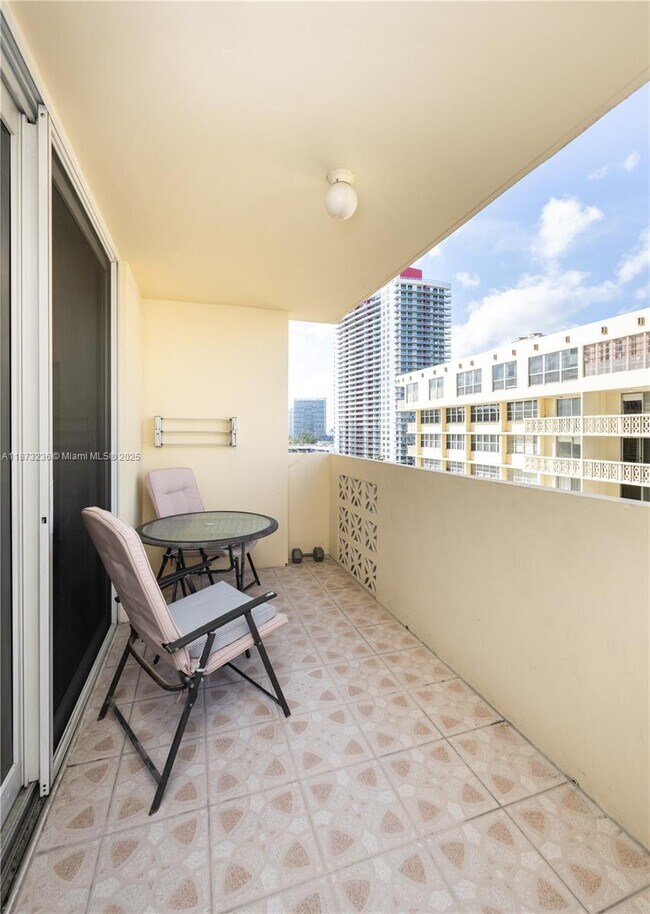 Building Photo - 1833 S Ocean Dr