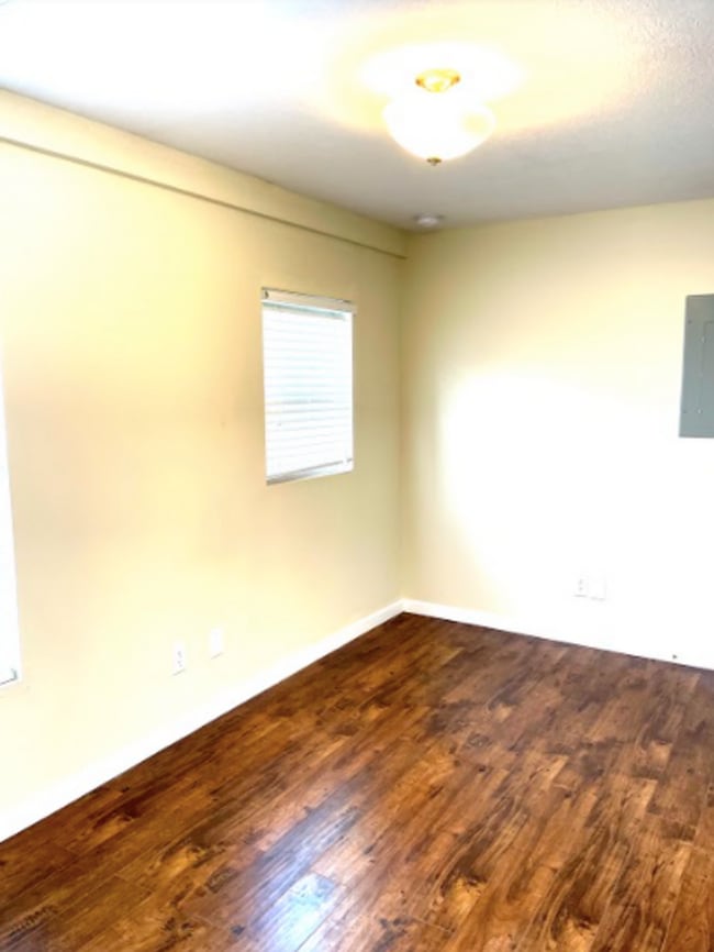 Building Photo - 1 Bedroom Apartment