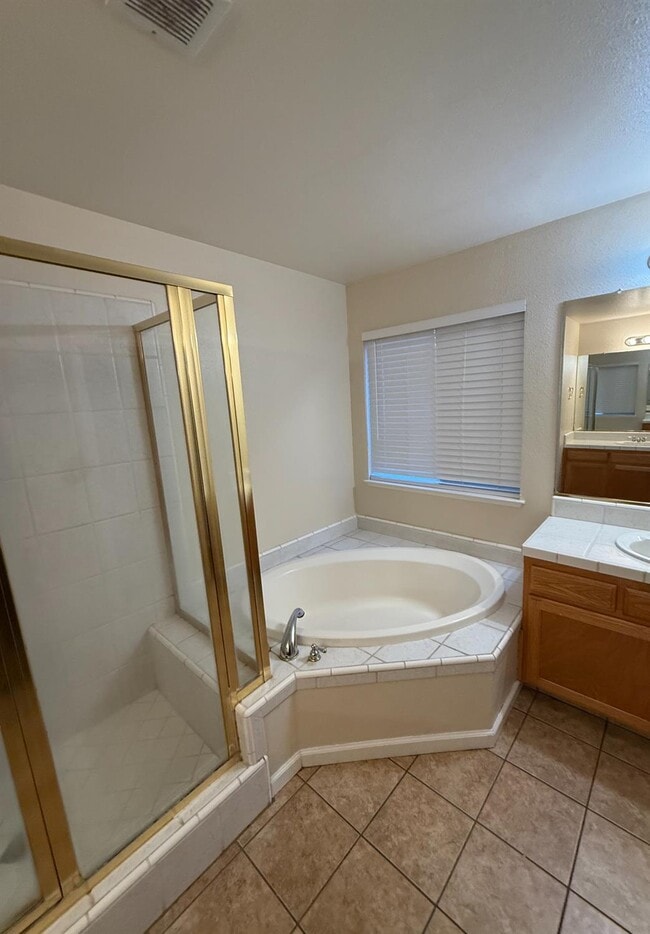 Building Photo - 5731 N Tracy Ave