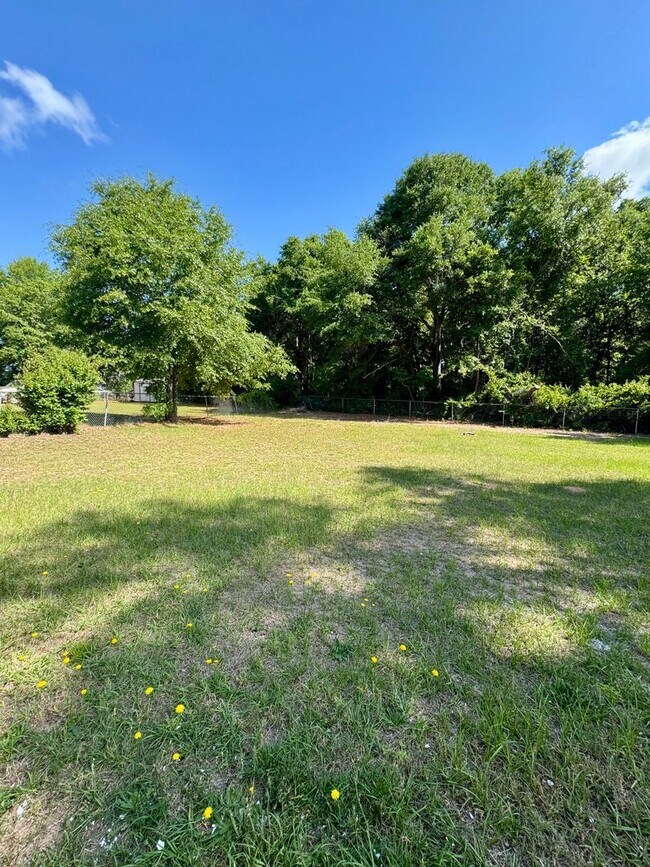 Building Photo - Charming 3 Bedroom, 2 Bath Home Available Now!