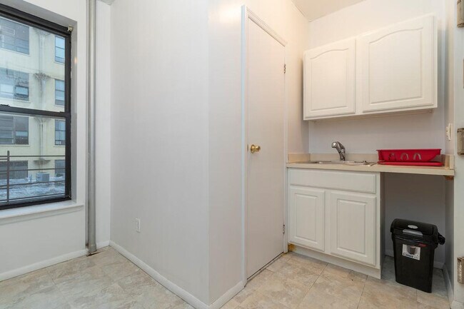 Building Photo - 331 E 92nd St