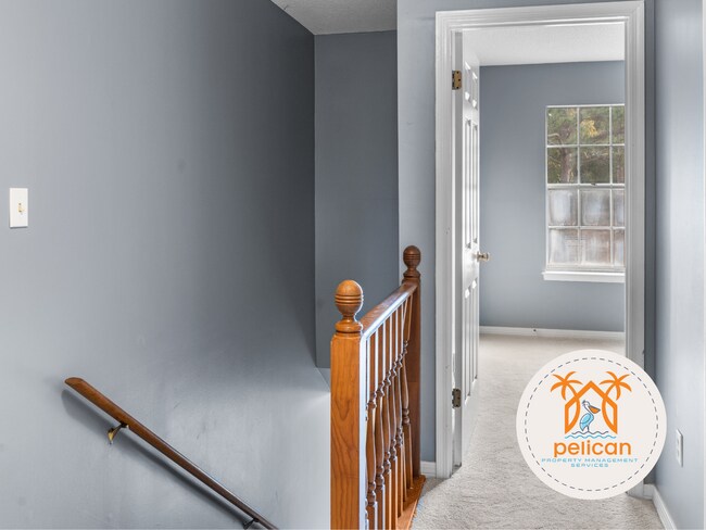 Building Photo - Bright townhome in the heart of Pensacola