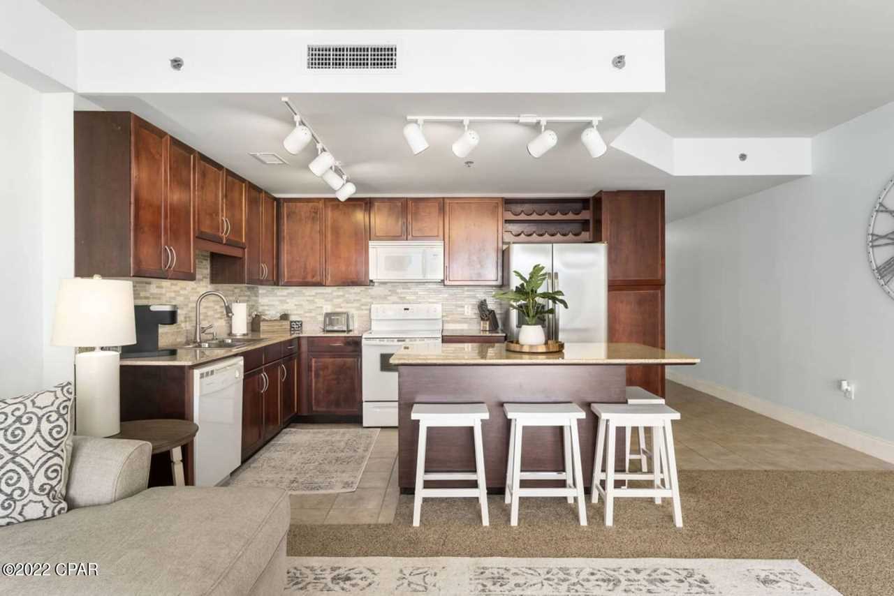 Building Photo - 9860 S Thomas Dr