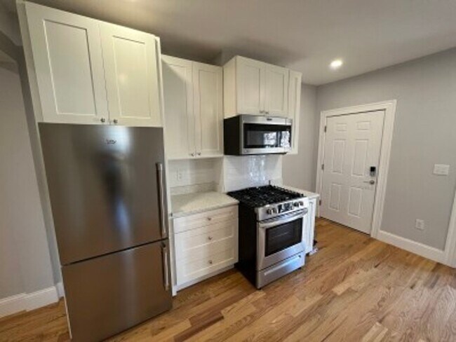 Building Photo - Beautiful Porter/Harvard 2 bedroom apartme...