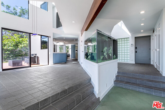 Building Photo - 8424 Grand View Dr