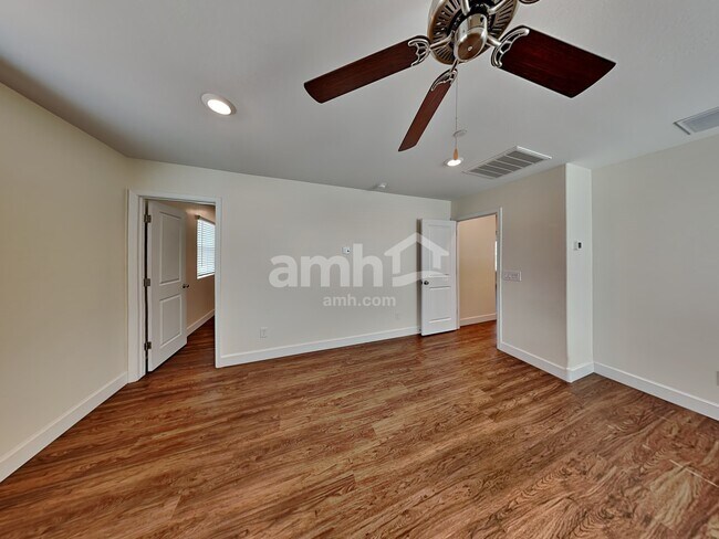 Building Photo - 5957 W Larkspur Dr