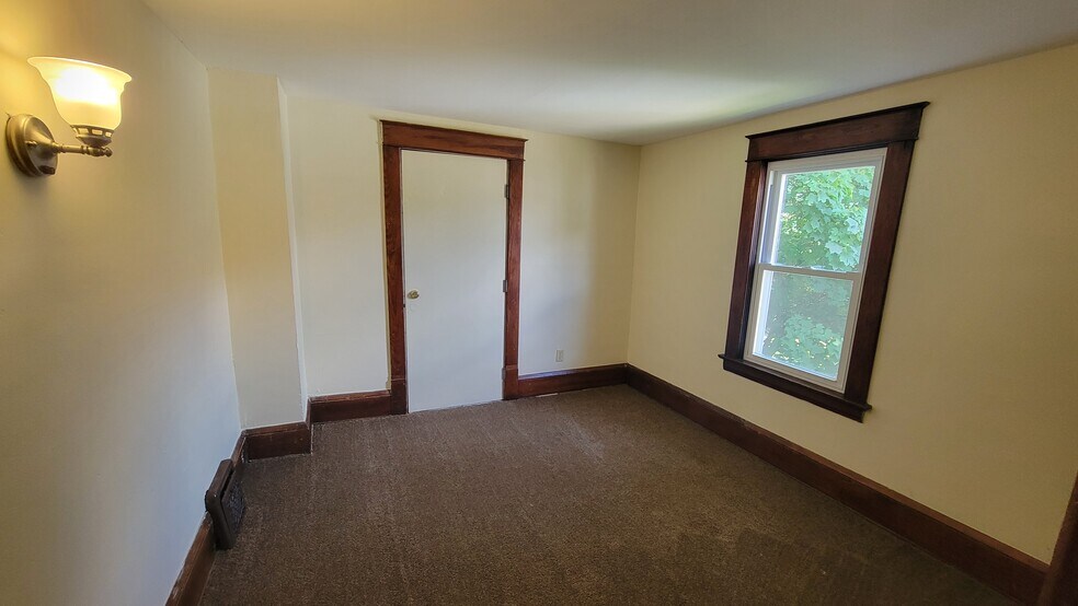 Building Photo - 1133 5th Ave