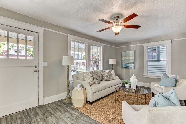 Building Photo - Charming historic home near downtown