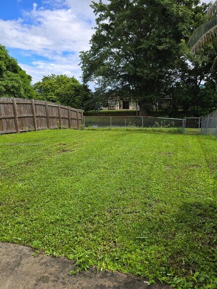 Primary Photo - 1213 SW 74th Ave