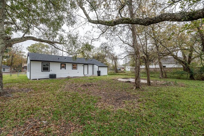 Building Photo - 4909 Higgins St