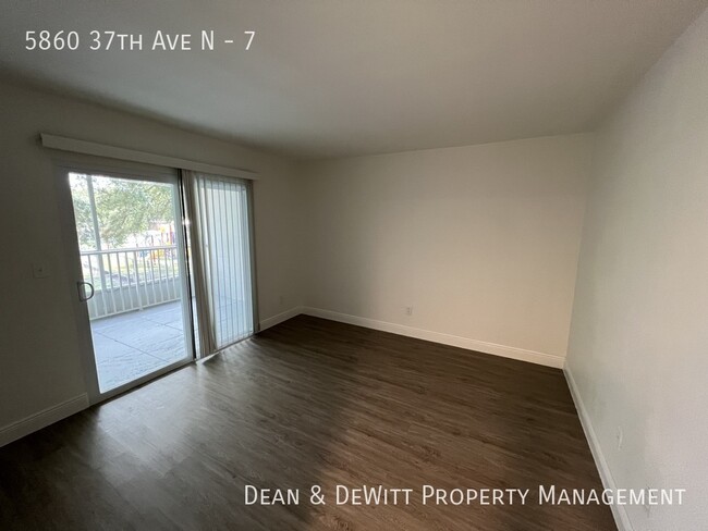 Building Photo - Second floor 1 BR in West St Pete w/In Uni...