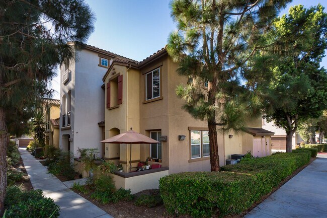 Building Photo - Beautiful Townhome in the heart of East Lake!