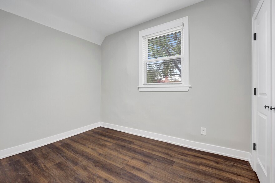Building Photo - 3040 W Medill Ave