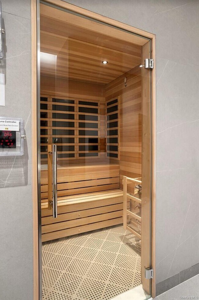 Building Photo - 275 W 96th St