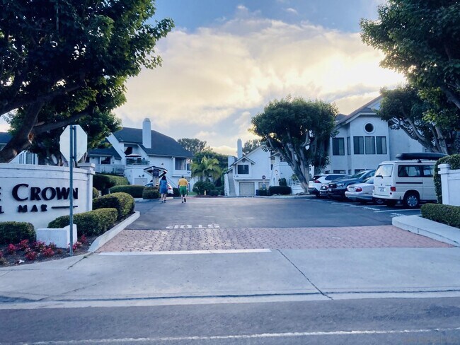Building Photo - 534 Via De La Valle