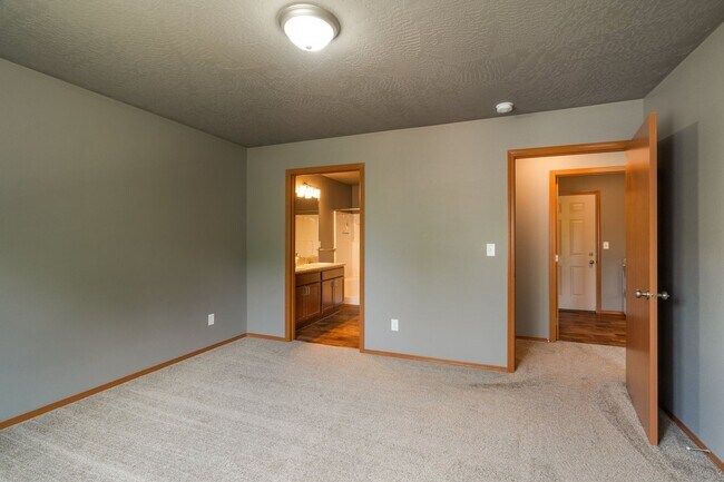 Building Photo - Charming Single-Level Home with Modern Com...