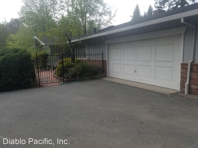 Building Photo - 4 br, 2 bath House - 155 Hall Drive