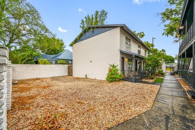 Building Photo - Renovated Seminole Heights Townhome with Laundry Included
