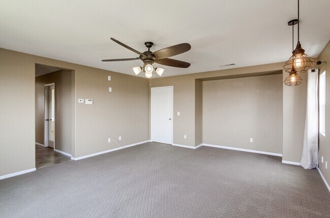 Building Photo - Beautiful Sky Ranch home with Spectacular Views!