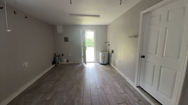 Building Photo - 3 Bedroom 2 Bath Available