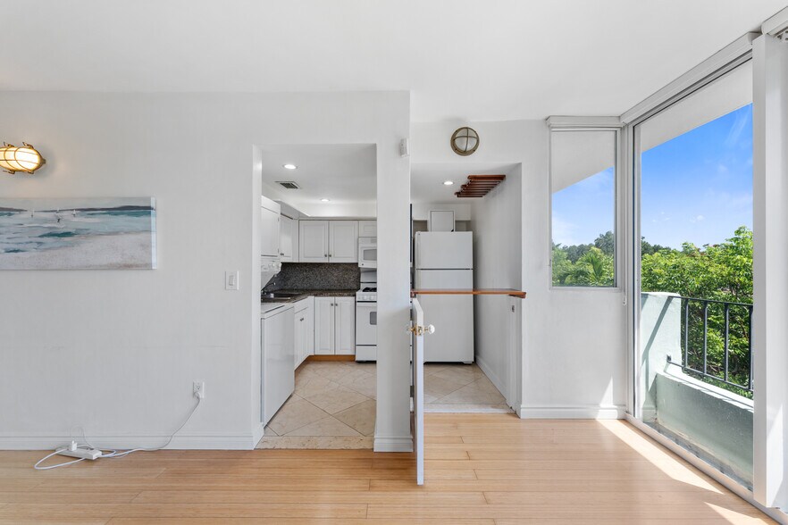 Building Photo - 2539 S Bayshore Dr