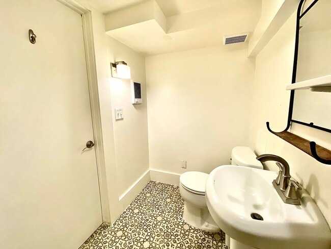 Building Photo - 4 Bedroom 2.5 bath on Central Rim minutes from downtown