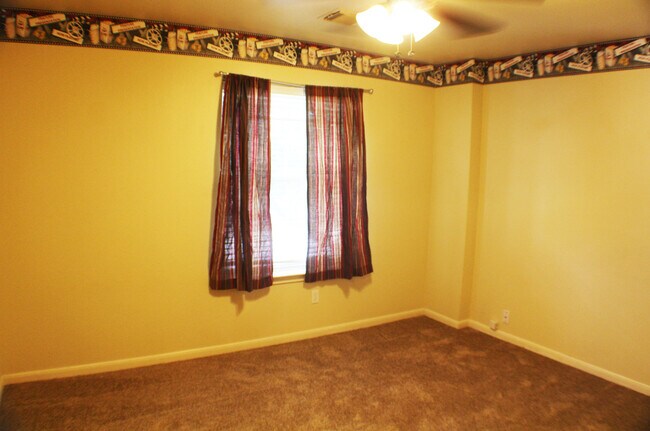 Building Photo - Beautiful Rental now available in Thistle ...