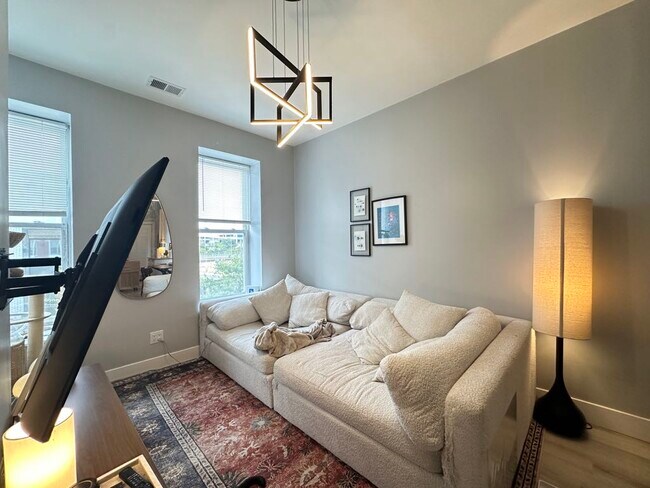 Building Photo - 1333 W Walton St