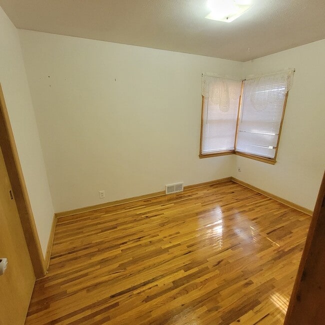 Building Photo - 20 W 25th Ave