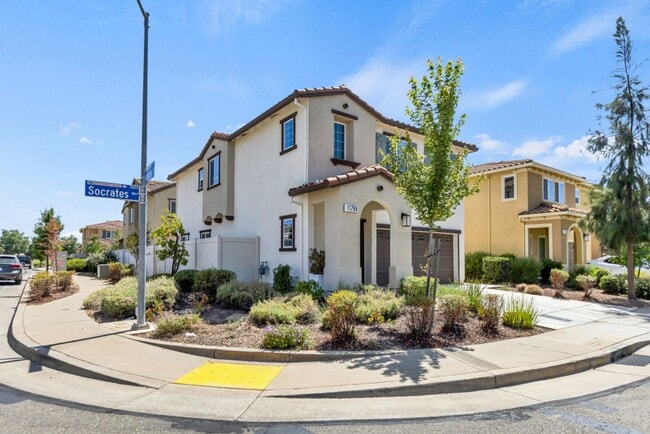 Building Photo - 4 bed / 3 bath | Upated Anatolia Home Avai...
