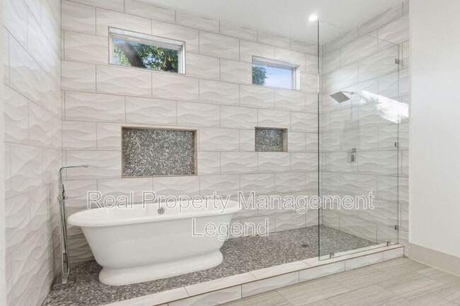 Building Photo - 1018 S Waverly Dr