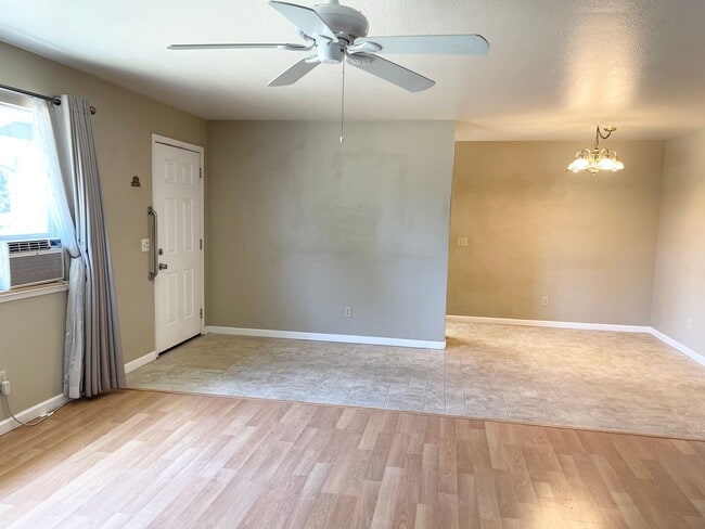 Building Photo - Centrally Located 3 Bedroom Duplex in Windsor with a Single Car Garage!