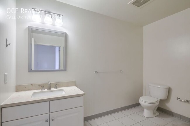 Building Photo - Large Two Bedroom Two Bathroom Northern Li...