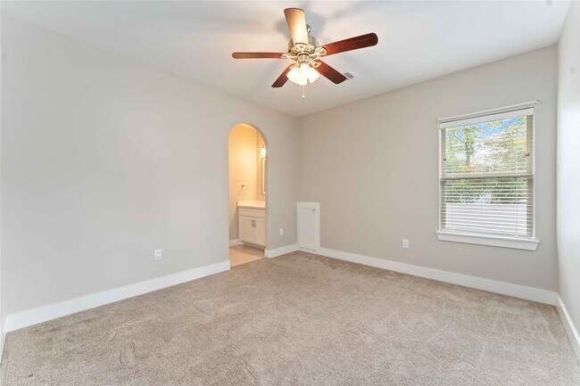 Building Photo - 4310 Fernwood Dr