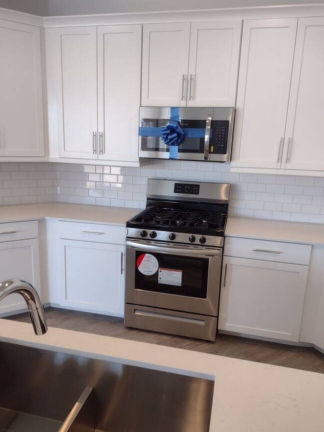Building Photo - NEWER BUILD IN BEAUTIFUL GATED PHOENIX COM...