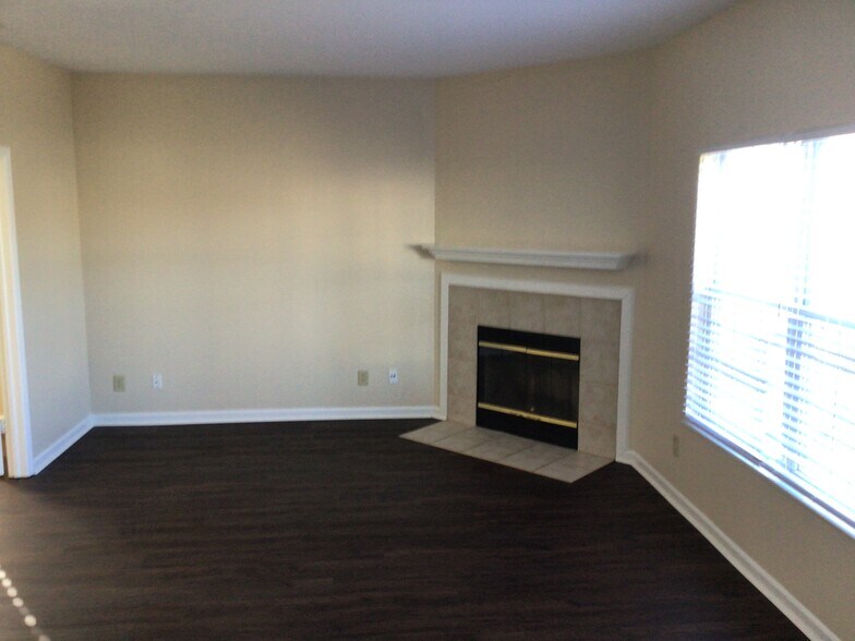 Building Photo - 2440 Tiptop Dr