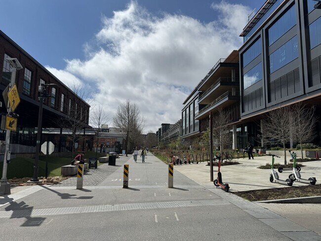 Building Photo - Prime Location