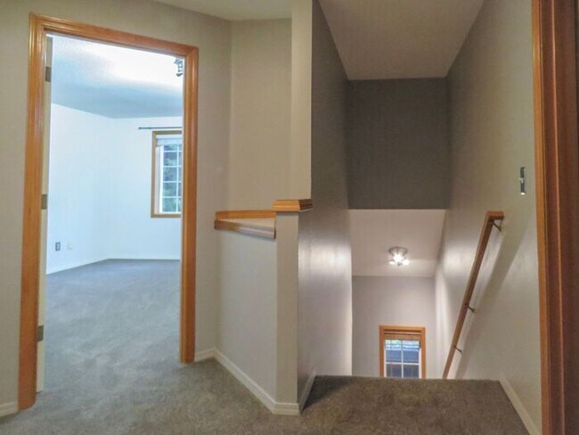 Building Photo - 4 Bedroom Home located in Summer Woods -La...