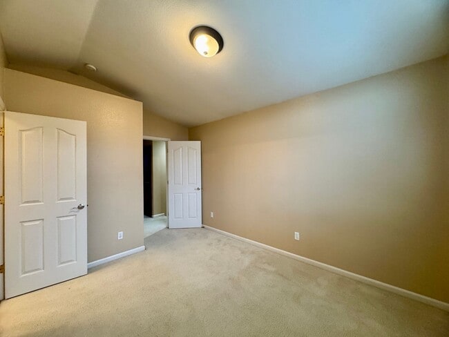 Building Photo - Spacious 3 Bedroom 3 Full Bathrooms Available Now!