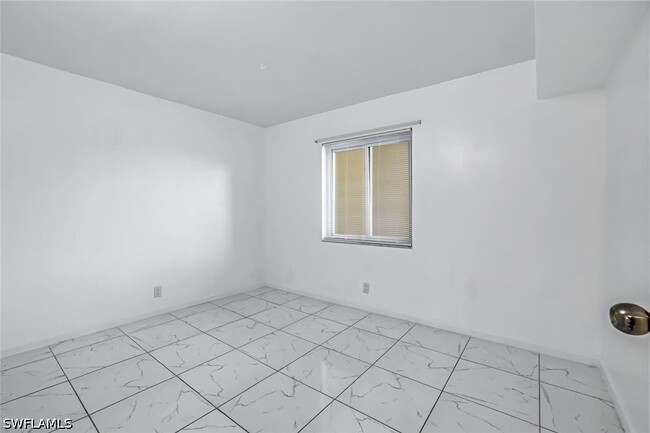 Building Photo - 1000 Manatee Rd