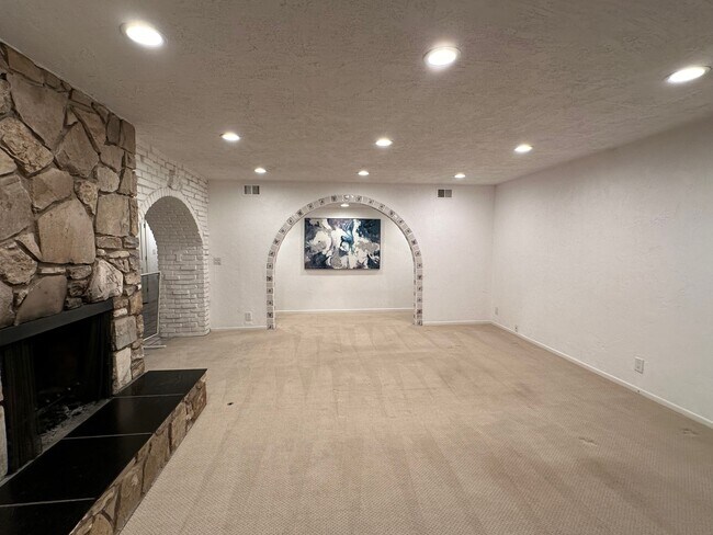 Building Photo - 19 Bronco Dr