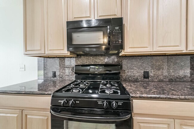 Building Photo - Light and Bright Ready for Immediate Move In!