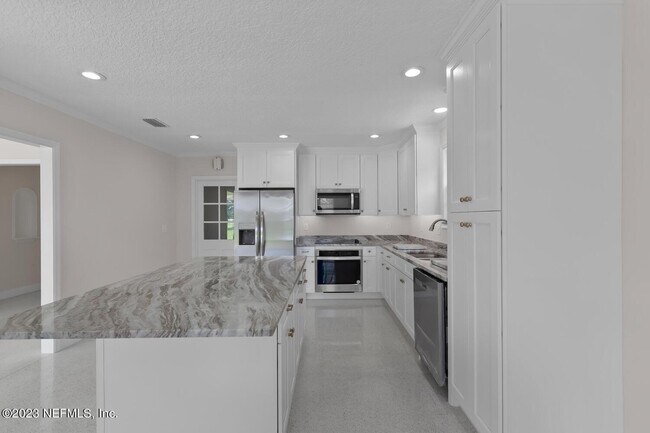 Building Photo - 221 Pablo Rd